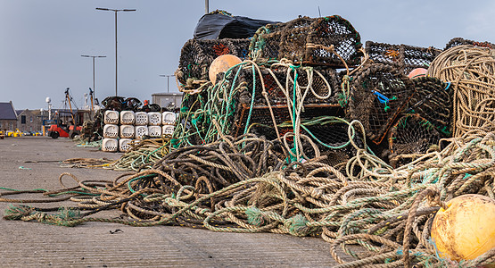 爱尔兰都柏林附近Howth港的渔船储物柜蓝色运输渔村工作灯塔龙虾渔业日落木头渔民图片