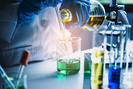 设备和科学实验用碳酸盐喷射石油的科学家测试制药教育燃料液体管子瓶子技术烧瓶玻璃图片