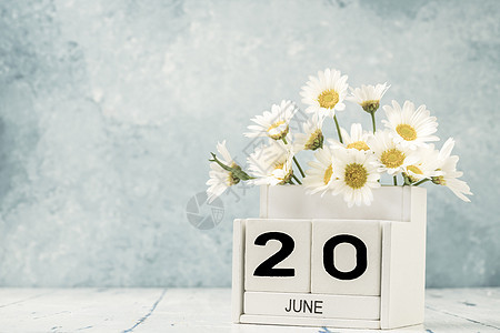 带有花朵装饰的June 立方日历图片