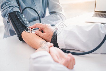 医生测量其病人的血压测血压脉冲检查乐器手臂专家心脏病学办公室高血压房间测试图片