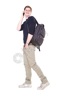 男性学生用手提袋和移动电话在孤立的白色背景下行走图片