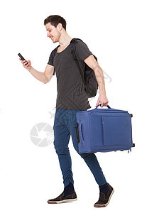 男青年旅行者 行李袋看手机;图片