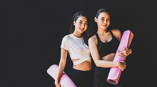 站着笑着微笑着 穿着衣服的有运动精神的亚洲女人灵活性朋友们教练班级生活快乐团队专注团体健身房图片