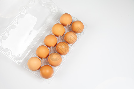 早餐包装白色背景的蛋箱中鸡蛋 塑料纸片中的新鲜鸡蛋健康饮食饮食盒子店铺市场午餐营养保护早餐烹饪背景