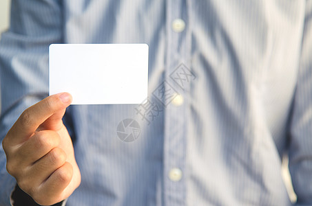 拿着白名片的近身男子卡片手指商业水平文件夹白色营销问候语成人金融图片