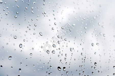 窗户上的水滴环境风暴波纹灰色天空玻璃水分天气雨滴墙纸背景图片