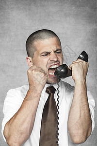 愤怒的商务人士男人手机危机老板语音商务叫喊经理尖叫讲话图片