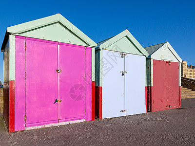 色彩多彩的布赖顿海滩小屋盒子房子旅游王国建筑海滩蓝色假期港口天空图片