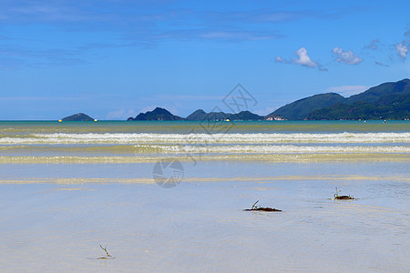 在伊斯兰岛的海滩上 震撼着印度海浪假期支撑泡沫力量海洋天空破碎波天堂晴天热带图片