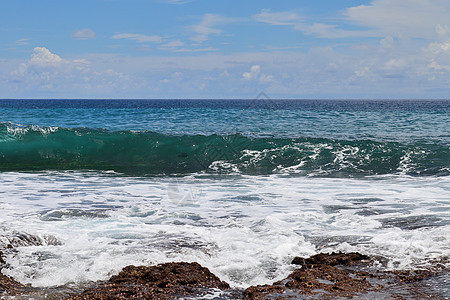 在伊斯兰岛的海滩上 震撼着印度海浪冲浪天堂太阳海岸破碎波叶子海岸线力量支撑蓝色图片