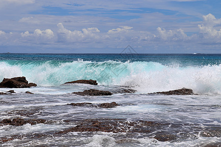 在伊斯兰岛的海滩上 震撼着印度海浪海景热带力量冲浪泡沫支撑蓝色海洋旅行太阳图片