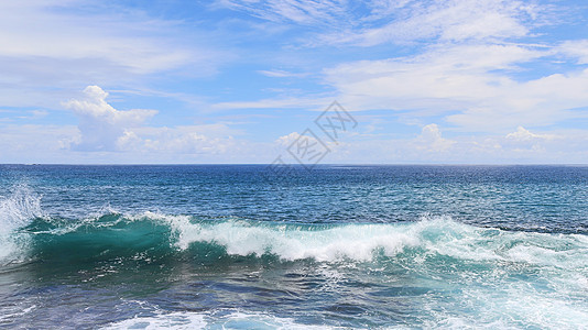 在伊斯兰岛的海滩上 震撼着印度海浪破碎波支撑棕榈冲浪晴天海洋天堂力量蓝色海岸图片