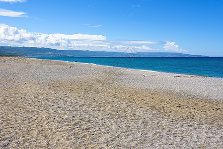 卡拉布里亚沙滩的景象地平线太阳假期热带旅游支撑海岸泡沫鹅卵石碎石图片