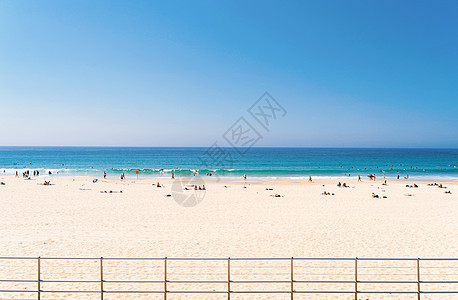 海滨前海边的景色 包括旅游日光浴 游泳 冲浪图片