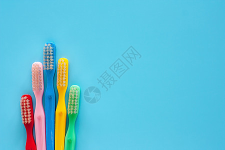 用于在蓝色背景上清洗牙齿的牙刷刷子牙科塑料牙膏牙医工具预防洗手间浴室微笑图片
