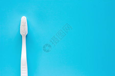 白牙刷 用于在蓝背景下打扫牙齿工具配饰牙科卫生呼吸健康洗手间蓝色牙医预防图片