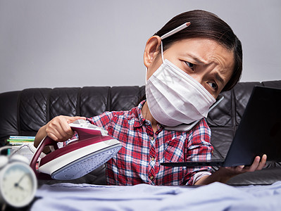 从事非常繁忙的生意和家务劳动的妇女 熨烫图片