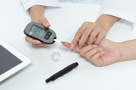 检查糖尿病 有糖尿病的病人 让医生放一滴b图片