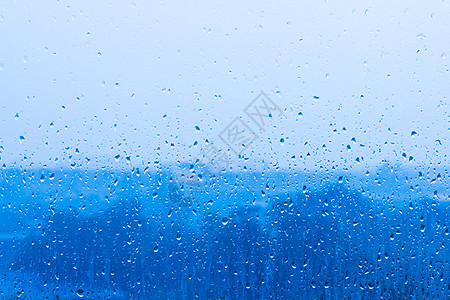 蓝色玻璃上的雨滴反射宏观天空液体天气水滴墙纸下雨环境气泡图片