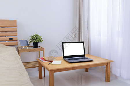 白色卧室中工作空间 有笔记本 momo垫和移动式Pho图片