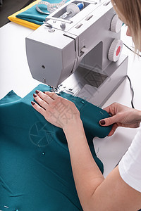 裁缝女裁缝 在她工作室的纺织作坊高清图片素材