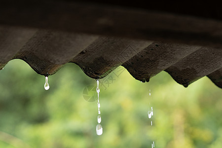 雨水从屋顶下落下来图片