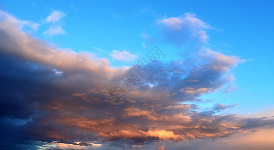 日出时橙色和黄色云彩的美丽全景蓝色蓝天戏剧性风暴形成魔法天气天空橙子天堂图片