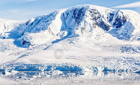 覆盖冰雪冰川和冰冰水的南极山峰背景图片