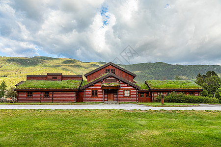 古老的地盘屋顶房子 前方有绿色山丘木头建筑农村窗户小屋草皮国家山谷建筑物爬坡图片