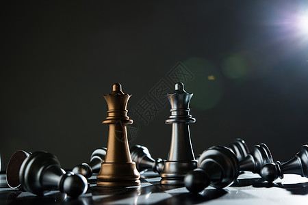 象棋之王和骑士在黑暗背景上布置战略智力黑色团队白色木板领导成功游戏商业图片