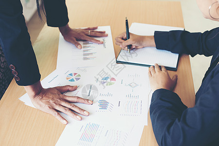 讨论想法分析和计划的商业伙伴小组会议 510 6战略工作团体金融公司职场简报报告合作统计图片