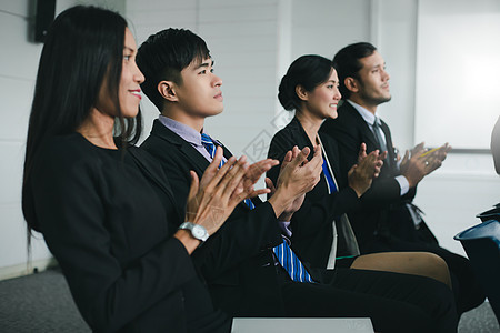 商界人士行政主管在商务会议上鼓掌赞扬商业会议生意人管理人员男人成功男性演讲掌声课程国会职业图片