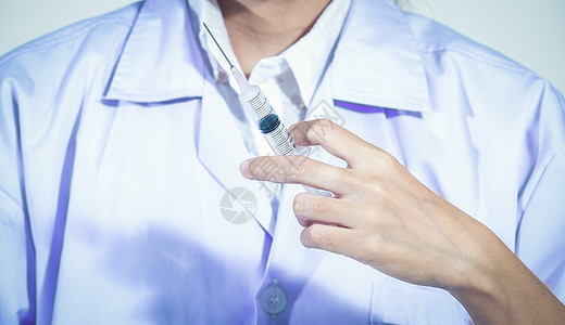 持有医疗注射注射针管和药物塑料的医生诉护士科学医院实验室液体治疗流感男人抗生素疾病图片