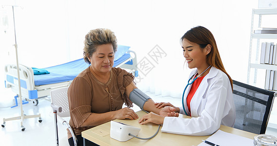 医生使用血压测量表检查医院办公室的老年女性病人 (单位 千人)图片