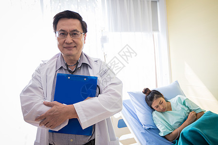 医生们正在向躺在医院床上的一位女病人询问和解释这一病情 并对此作出解释办公室医师男人考试诊断女士访问治疗肺炎男性图片