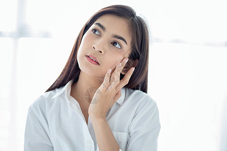 一个美丽的亚洲女性 使用皮肤护理产品 湿润剂镜子皮肤科制药化妆品毛巾保健治疗皱纹温泉清洁图片