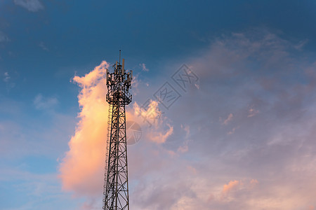 日出蓝天背景下电信网络的通信天线塔 电信 卫星宽带结构站的技术蜂窝和传输连接图片