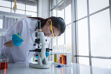 医学研究和科学家们正在用显微镜进行工作化学家男人测试化学技术女士实验科学研究员液体图片