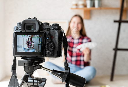 一位女士使用安装在三脚架上的数码相机为她的艺术博客制作视频职业女孩绘画教育艺术家水彩工作训练手势工艺图片