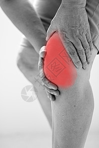 年老的亚洲妇女因白背景 黑和随心所欲地膝盖受伤治疗女性女士跑步肌肉身体伤害药品扭伤按摩图片