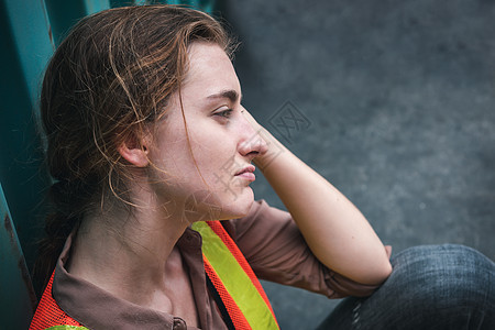 19 流行病影响劳动力失业 女工在公司因 Covid19 危机裁员后感到绝望 冠状病毒情况和失业导致业务下滑工人悲伤船运风险制造图片