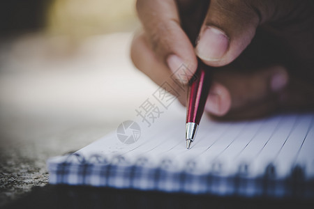 人手写在笔记本上工作文书教育人士衬衫商业白色男人考试手指图片