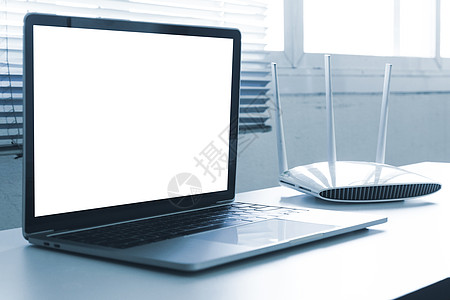 桌子上的空白屏幕膝上型电脑和路由器设备展示笔记本细胞商业网站自由职业者监视器工作职场互联网图片