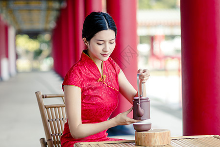 穿旧中国传统服装的亚洲美女 喝水i大厅衣服戏服旅行旗袍寺庙女孩裙子杯子情感图片