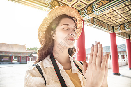 在中国寺庙祷告的 美丽的亚洲年轻女青年女孩文化阳光旅行眼睛女性建筑女士宗教信仰图片