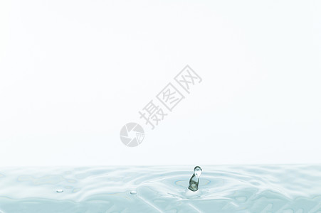 白色背景的水滴和水浪蓝色气泡海浪环境波纹雨滴反射液体图片