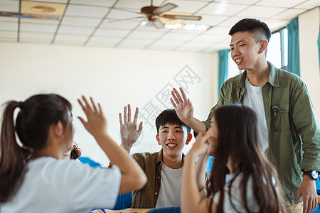 学生在课堂上与同班同学讨论乐趣课程知识微笑会议青少年同事女孩男人教育图片