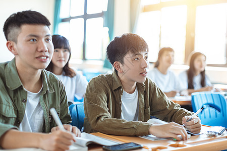 亚裔青少年学生在课堂上与同班同学一起学习男生大学写作注意力男人朋友们教育房间校园女士图片