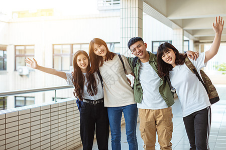 一群在大学沿走廊走来走去的快乐学生背包团队学校团体青少年女孩朋友教育同学乐趣图片