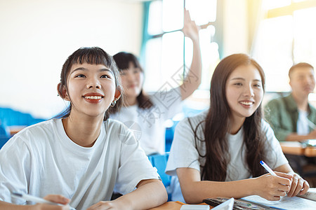 亚裔青少年学生在课堂上与同班同学一起学习女士写作多样性团体学校校园女孩同学注意力知识图片